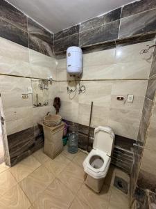 a bathroom with a toilet and a sink at شاليه راكان الاستجمام صف أول على البحر in Ras Sedr +44 photos