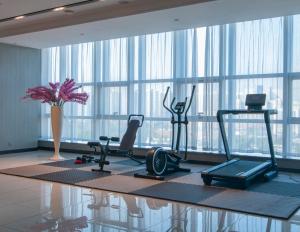 Fitness centrum a/nebo fitness zařízení v ubytování Echarm Hotel Wuhan Jiangxia Cultural Avenue Zhongbai Plaza