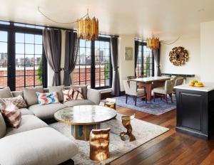Khu vực ghế ngồi tại The Ludlow Hotel