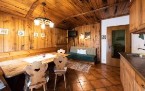 Una cocina con una mesa y sillas en una habitación. en Wieshof, en Laion