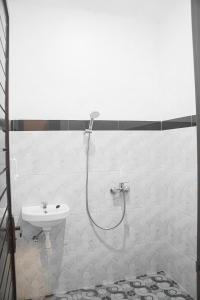 Koupelna v ubytování RR -2 Syariah Hotel SLG