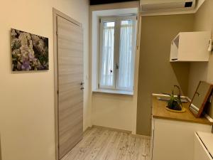 kuchnia z drzwiami i oknem w obiekcie Bienbi Trieste w Trieście