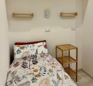 sypialnia z łóżkiem z kocem i stolikiem nocnym w obiekcie Bienbi Trieste w Trieście +10 zdjęć