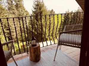a balcony with a bench and a candle on a stump at Rheingaulodge -Ihre Auszeit am Rheinsteig in Oestrich-Winkel