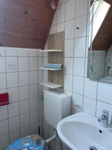 Phòng tắm tại Grietje II blaues Haus rechts