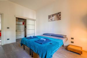 une chambre avec un lit avec une couverture bleue dans l'établissement CUTE FLORENCE HOUSE, à Florence
