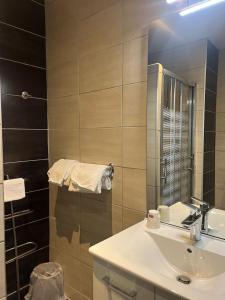 Koupelna v ubytování Hôtel Roc de Massabielle
