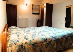 ラパッロにあるTime Is Youのベッドルーム1室(青と白の毛布付きのベッド1台付)