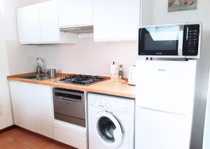 ラパッロにあるTime Is Youの電子レンジ、洗濯機、乾燥機付きのキッチン +27枚の写真