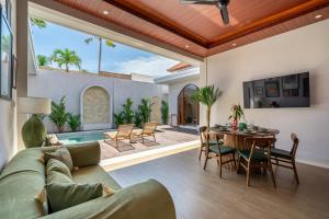 TV a/nebo společenská místnost v ubytování Comfort, Space and Privacy for All - Ideal for Family Holidays