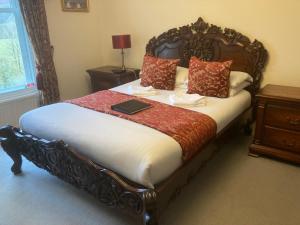 Una cama o camas en una habitación de Glenorchy Lodge-Rooms Only