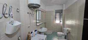 ヴロラにあるApartment me qera Lungomare Vlore Dejvid by the seaの洗面台とトイレを備えた白いバスルーム +36枚の写真