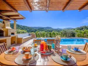 Nespecifikovaný výhled na hory nebo výhled na hory při pohledu z vily