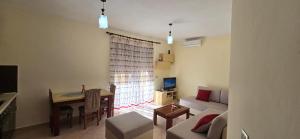 ヴロラにあるApartment me qera Lungomare Vlore Dejvid by the seaのソファとテーブルのあるリビングルーム