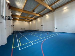- une salle de sport avec un terrain de basket dans un bâtiment dans l'établissement APARTAMENT BlueSea Let`s Sea Baltic Park, à Gąski