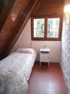 En eller flere senge i et værelse på Cabaña Colibri