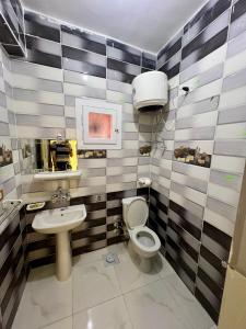 Koupelna v ubytování RAAK HOTEL فندق راك + 32 fotografií