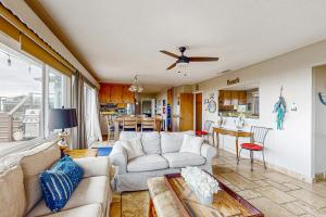 ein Wohnzimmer mit Couch und Tisch in der Unterkunft Cozy Carmet Cottage in Bodega Bay