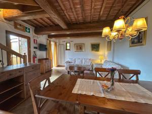 Una cocina y una sala de estar con una mesa de madera. en Agriturismo Borgo 7 Tigli - APT 2, en Montepulciano