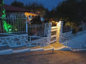 Fotografie z fotogalerie ubytování Nikos Stone House 80m from the beach with wifi v destinaci Gerakini
