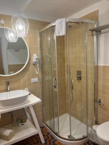 Et badeværelse på VOGLIA D'ESTATE apartments + 27 billeder