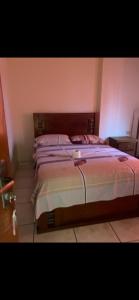 Residencial 9 de Septiembre في سانتا كروز دي لا سيرا: غرفة نوم بها سرير كبير في الغرفة