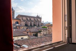 una vista da una finestra della città di Tower of Lovers - Ancient Altana a Bologna