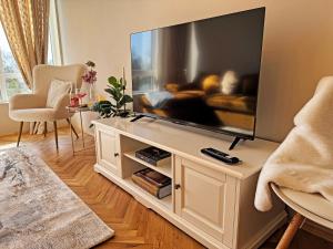 Una sala de estar con un televisor de pantalla plana grande. en AURA BEACH apartment, en Burgas