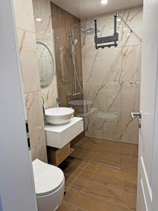 Un baño con inodoro, lavabo y ducha. en AURA BEACH apartment, en Burgas 25 fotos más