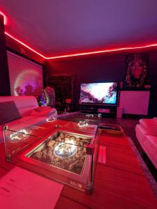 un soggiorno con un tavolo di vetro con delle pietre dentro di cosy corner waterloo a Waterloo