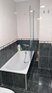 y baño con bañera blanca y ducha. en Alojamiento La Caridad, en La Caridad 24 fotos más