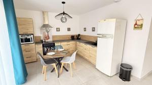 Η κουζίνα ή μικρή κουζίνα στο Gîte Le Puech Fario