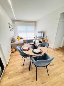 ein Esszimmer mit Tisch und Stühlen in einem Wohnzimmer in der Unterkunft Costa Blanca Beach Apartment in Arenales del Sol