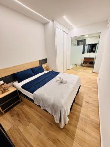 ein Schlafzimmer mit großem Bett und Holzboden in der Unterkunft Costa Blanca Beach Apartment in Arenales del Sol