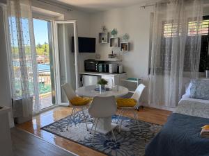 Μια τηλεόραση ή/και κέντρο ψυχαγωγίας στο Villa Luka Apartman Pavo