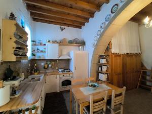 Kuchyň nebo kuchyňský kout v ubytování Rustic House Archangelos