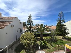 Κήπος έξω από το Apartment Mango with Terrace near the Sea, two minutes from the beach