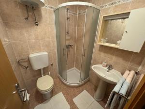 łazienka z prysznicem, toaletą i umywalką w obiekcie Apartments Cloud9 Poreč by Nina w Poreču +16 zdjęć