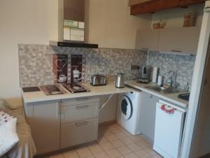 Kuchyňa alebo kuchynka v ubytovaní Maison de vacances dans les hauteurs de Salavas
