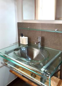 Casa la LunaにあるCasa FIENILEのバスルーム(ガラスのカウンタートップ付きのシンク)