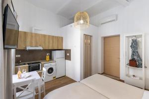 Kuchyň nebo kuchyňský kout v ubytování Irene Studios + 37 fotografií