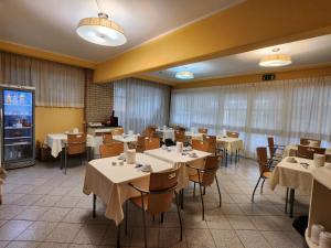 a restaurant with tables and chairs in a room at Albergo Nyers in Perugia