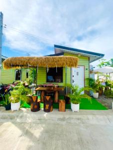 Κήπος έξω από το Olango Island - S&E-3 Tiny Guest House Fully Furnished with Hot Shower, Washer, Wi-Fi, Netflix & King-size Bed +10 φωτογραφίες
