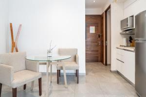 O bucătărie sau chicinetă la Large studio with working space 100m from 5th Ave