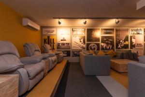 O zonă de relaxare la Large studio with working space 100m from 5th Ave