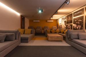 una sala d'attesa con divani, sedie e tavolo di Large studio with working space 100m from 5th Ave a Playa del Carmen