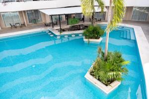 Piscina de la sau aproape de Large studio with working space 100m from 5th Ave