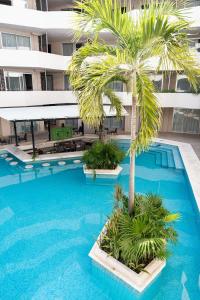 Piscina de la sau aproape de Large studio with working space 100m from 5th Ave
