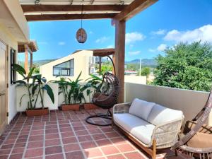 クルス・デ・ウアナカストレにあるCasa Azulのパティオ(ソファ、椅子付)