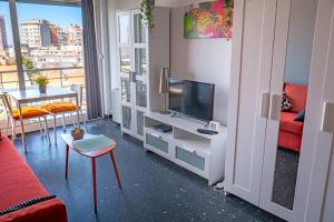 un soggiorno con un divano, una TV e un tavolo di Gaviota a Middelkerke